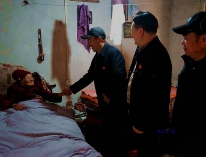 河南聚贤青少年教育基地丨“暖心慰问行 情暖众人心”聚贤教育走进密南革命老区送温暖 