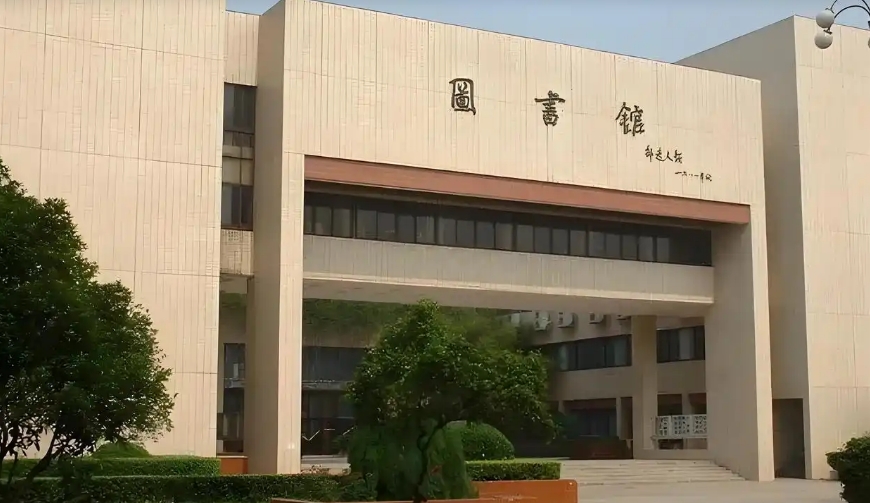 2025年武汉理工大学4+0国际本科中英艺术申请条件及学费一览