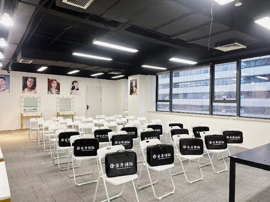 剧组影视化妆培训的学校.jpg