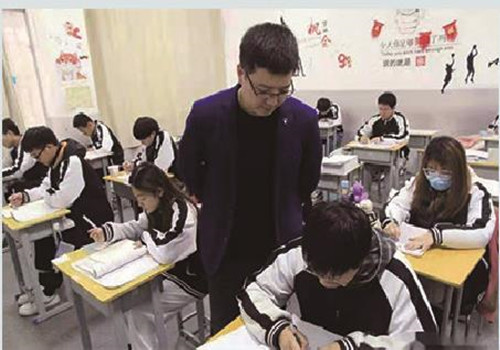 南通市通州东方复读学校老师上课图